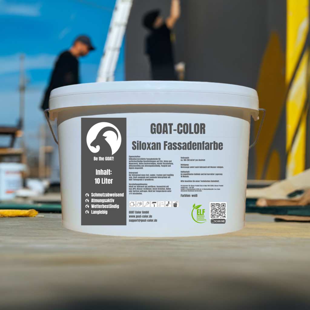 Eimer GOAT-Color Siloxan Fassadenfarbe in Weiß, 10 Liter, wetterfest, atmungsaktiv und schmutzabweisend, perfekt für Fassadenanstriche, im Hintergrund Handwerker bei der Arbeit.